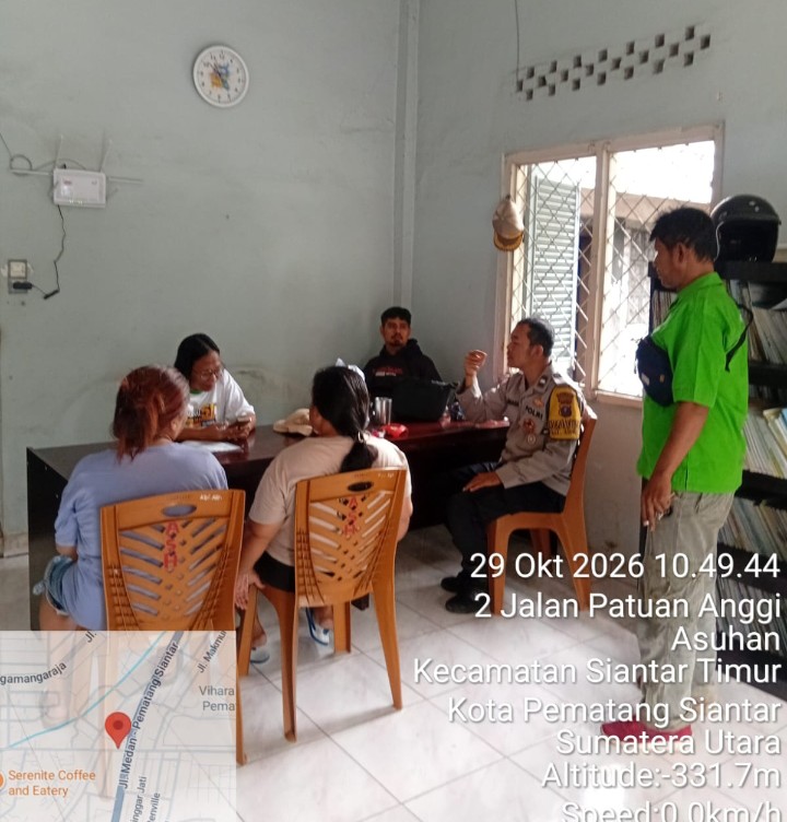Bhabinkamtibmas Polsek Siantar Timur Sambang Kamtibmas di Kantor Kelurahan Asuhan.