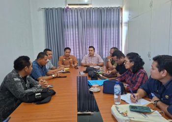 Sekda Kota Pematangsiantar Junaedi Antonius Sitanggang, SSTP, MSi Pimpin Rapat Penyelesaian Pengaduan Masyarakat Mengenai Operasional Penangkaran Sarang Burung Walet di Kecamatan Siantar Utara.