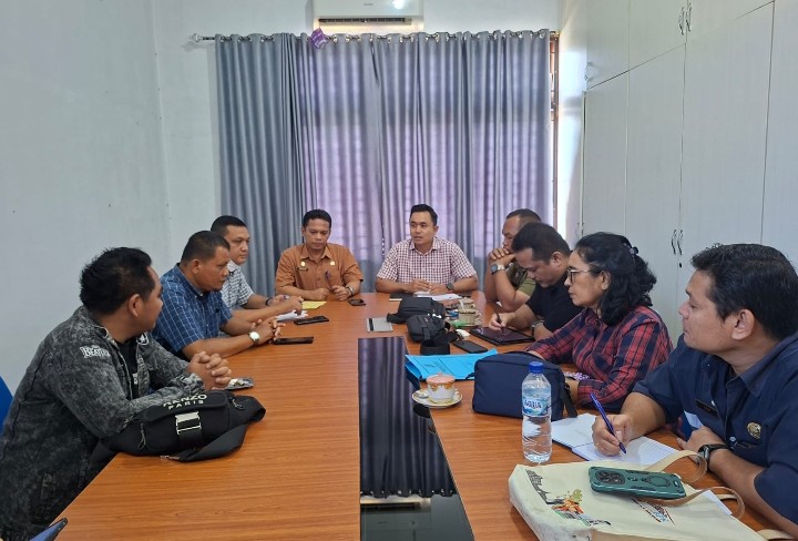 Sekda Kota Pematangsiantar Junaedi Antonius Sitanggang, SSTP, MSi Pimpin Rapat Penyelesaian Pengaduan Masyarakat Mengenai Operasional Penangkaran Sarang Burung Walet di Kecamatan Siantar Utara.