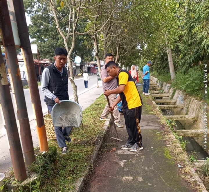 Wujudkan Lingkungan Bersih dan Asri, Polsek Siantar Barat Bersama Perangkat Pemerintahan Gelar Jumat Bersih.